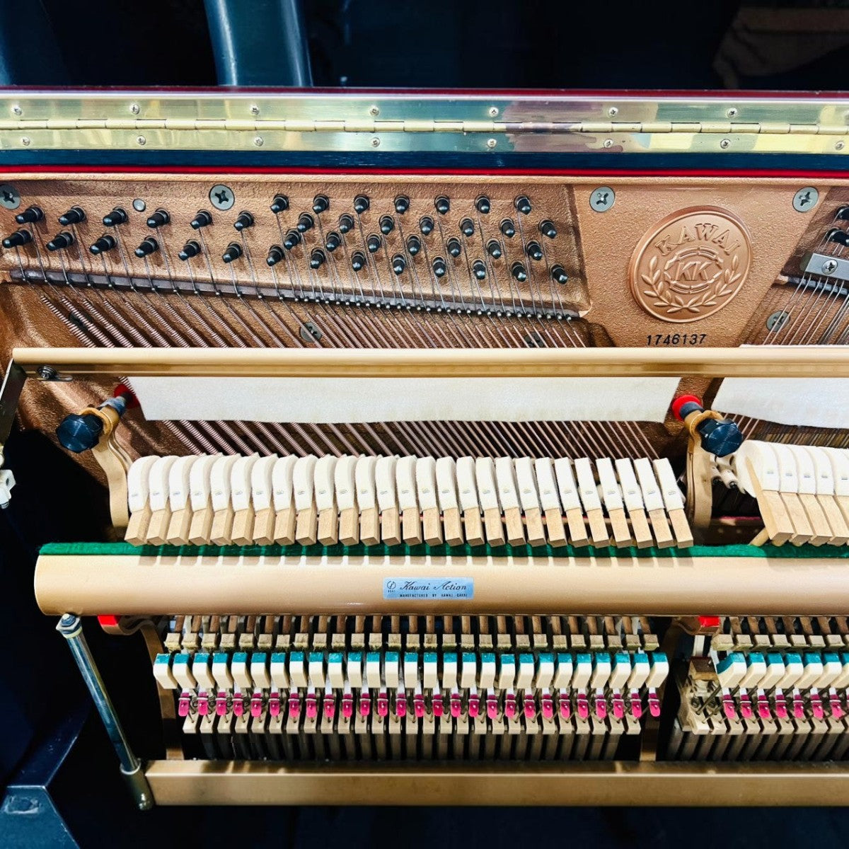 Bộ máy đàn piano cơ Kawai BS10 với khung gang đúc chắc chắn, búa đàn và hệ thống dây tại Tân Nhạc Cụ