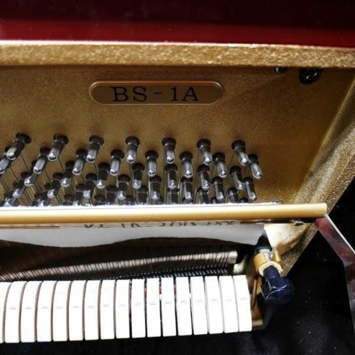 Khung gang và bộ máy đàn piano cơ upright TÂN NHẠC CỤ Kawai BS1A với tem model rõ nét
