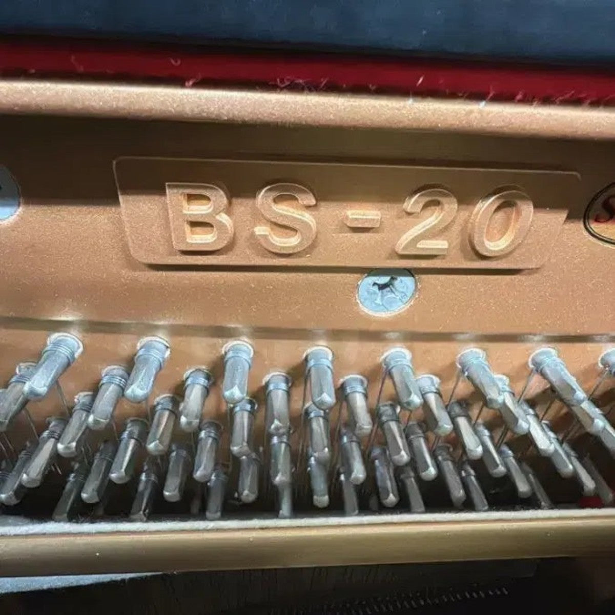Khung gang đàn piano cơ TÂN NHẠC CỤ Kawai BS20 với chi tiết model BS-20 và các chốt lên dây kim loại