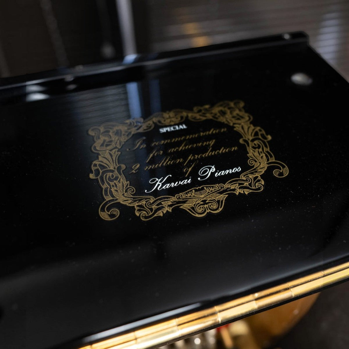 Chi tiết logo kỷ niệm 2 triệu cây đàn piano trên nắp đàn Kawai BS2A màu đen bóng tại TÂN NHẠC CỤ