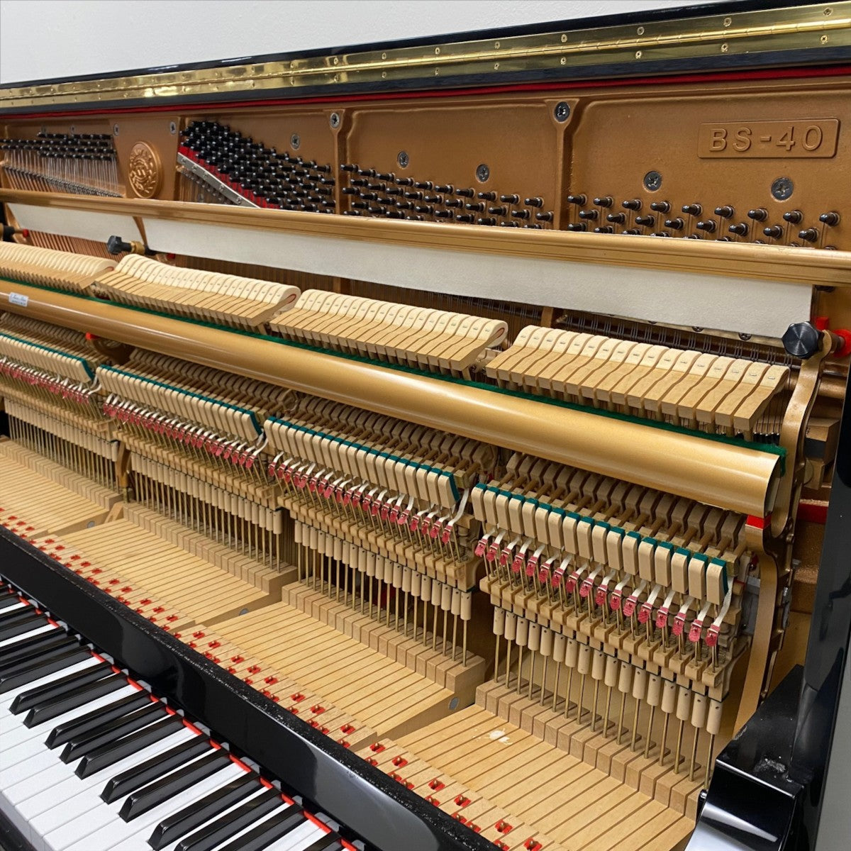 Bộ máy đàn piano cơ TÂN NHẠC CỤ Kawai BS40 với các linh kiện ABS-Carbon bền bỉ bên trong thùng đàn 132cm