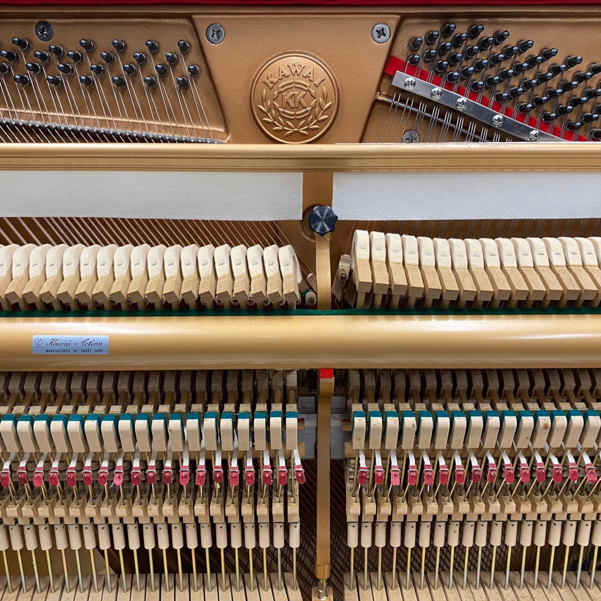 Bộ máy đàn piano cơ TÂN NHẠC CỤ Kawai BS40 với linh kiện ABS-Carbon bền bỉ và logo Kawai trên khung gang