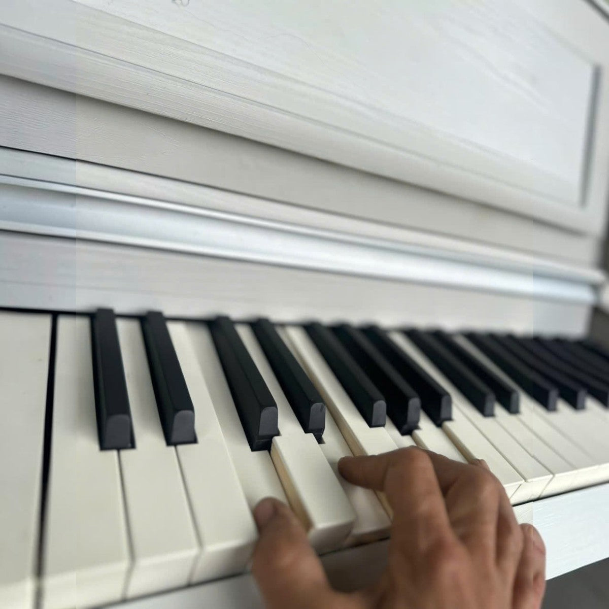 Bàn phím gỗ Grand Feel Compact của đàn piano điện Kawai CA48 tại TÂN NHẠC CỤ với bề mặt phím giả ngà sang trọng
