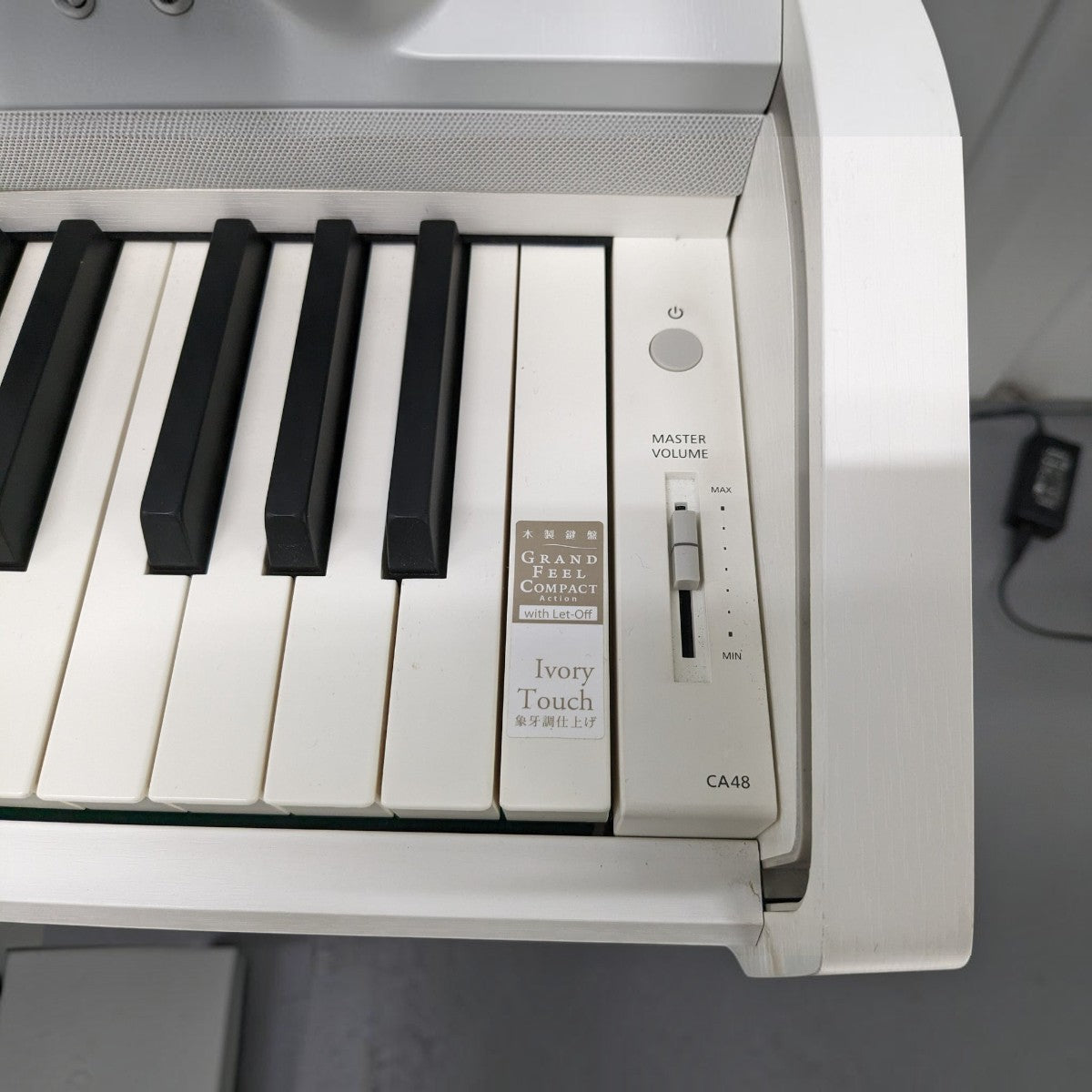 Bàn phím gỗ Grand Feel Compact trên đàn piano điện Kawai CA48 tại Tân Nhạc Cụ với bề mặt phím Ivory Touch