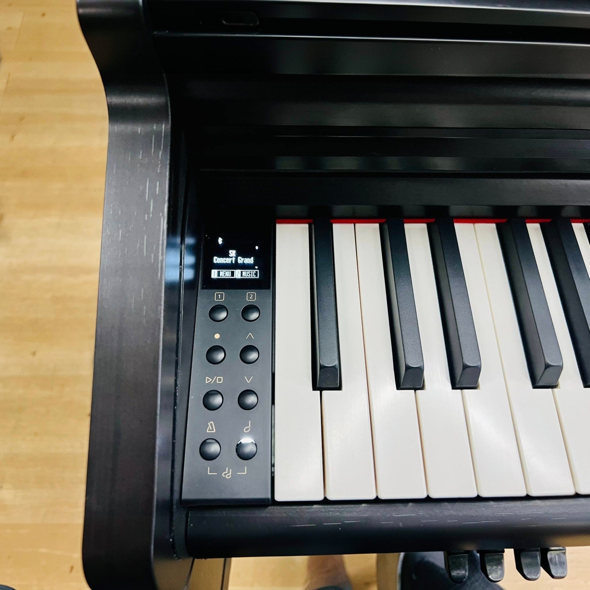 Bảng điều khiển và bàn phím gỗ của đàn piano điện Kawai CA49 tại TÂN NHẠC CỤ với màn hình OLED hiển thị sắc nét