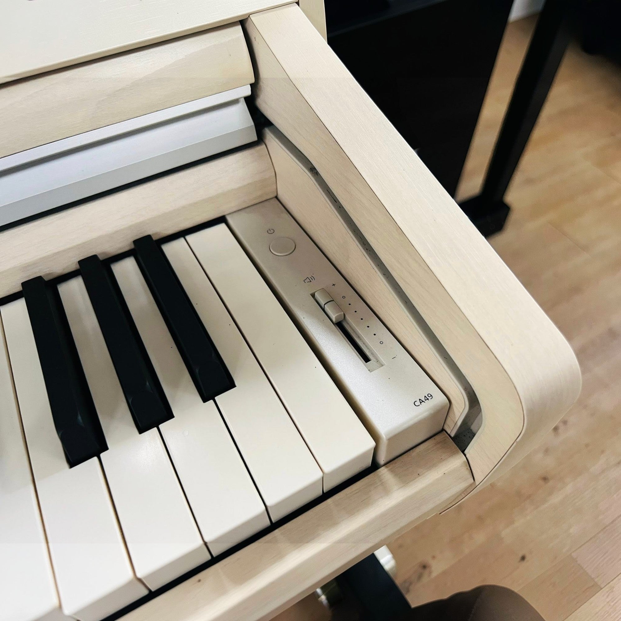 Đàn piano điện TÂN NHẠC CỤ Kawai CA49 màu trắng với bảng điều khiển hiện đại và phím đàn gỗ cao cấp.