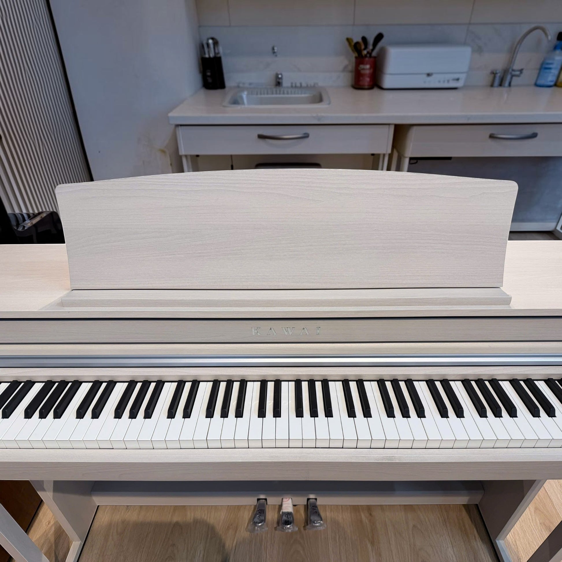 Đàn piano điện TÂN NHẠC CỤ Kawai CA49 màu trắng satin với bàn phím gỗ Grand Feel Compact cao cấp
