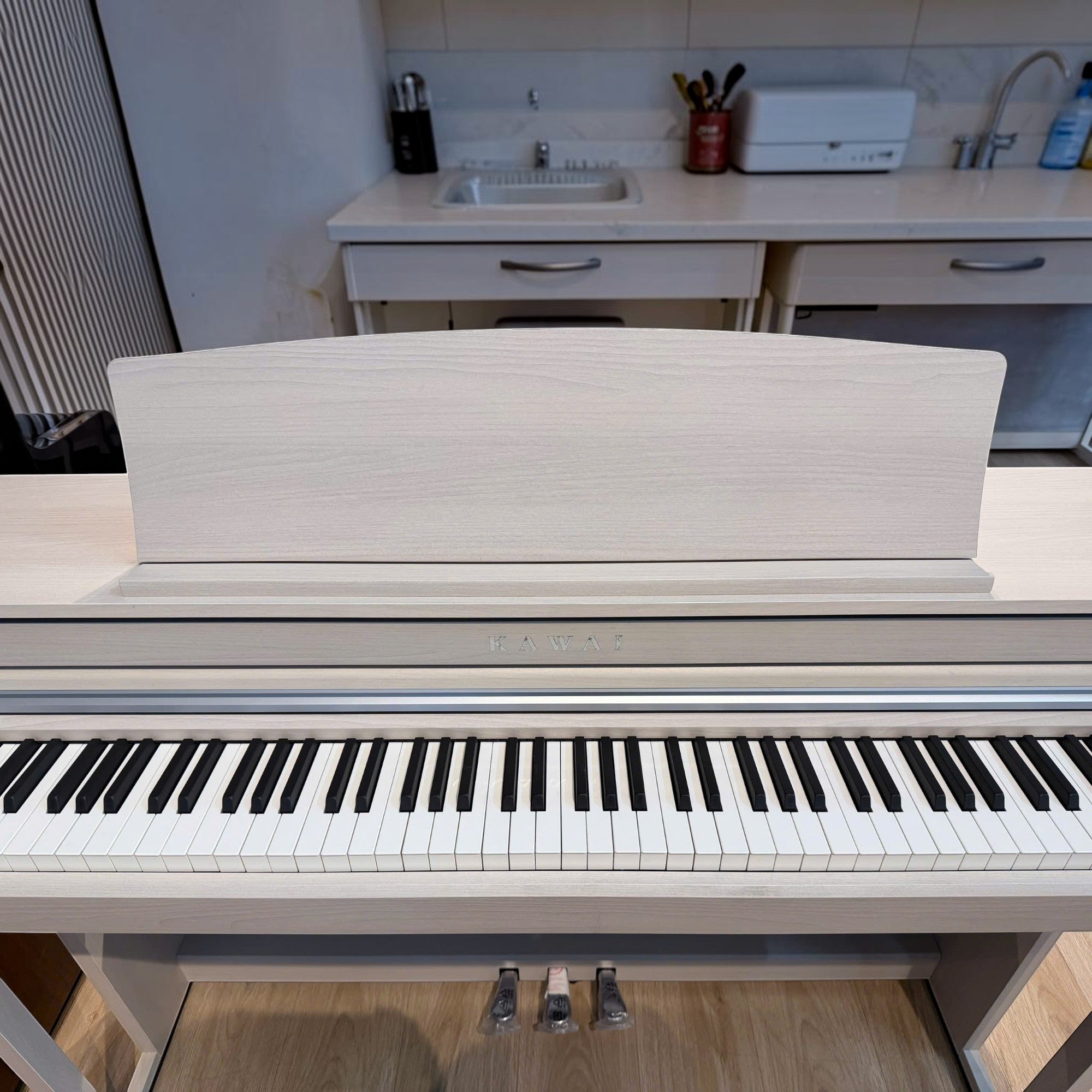 Đàn piano điện TÂN NHẠC CỤ Kawai CA49 màu trắng satin với bàn phím gỗ Grand Feel Compact cao cấp