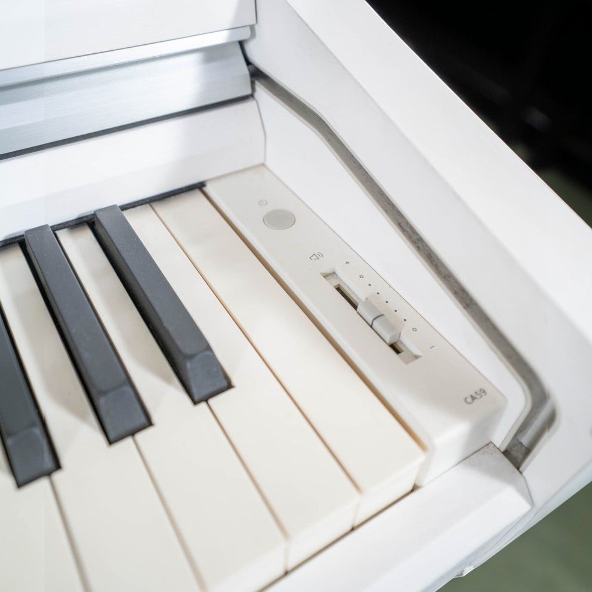 Bàn phím gỗ Grand Feel Compact màu trắng của đàn piano điện TÂN NHẠC CỤ Kawai CA59 với thanh trượt âm lượng
