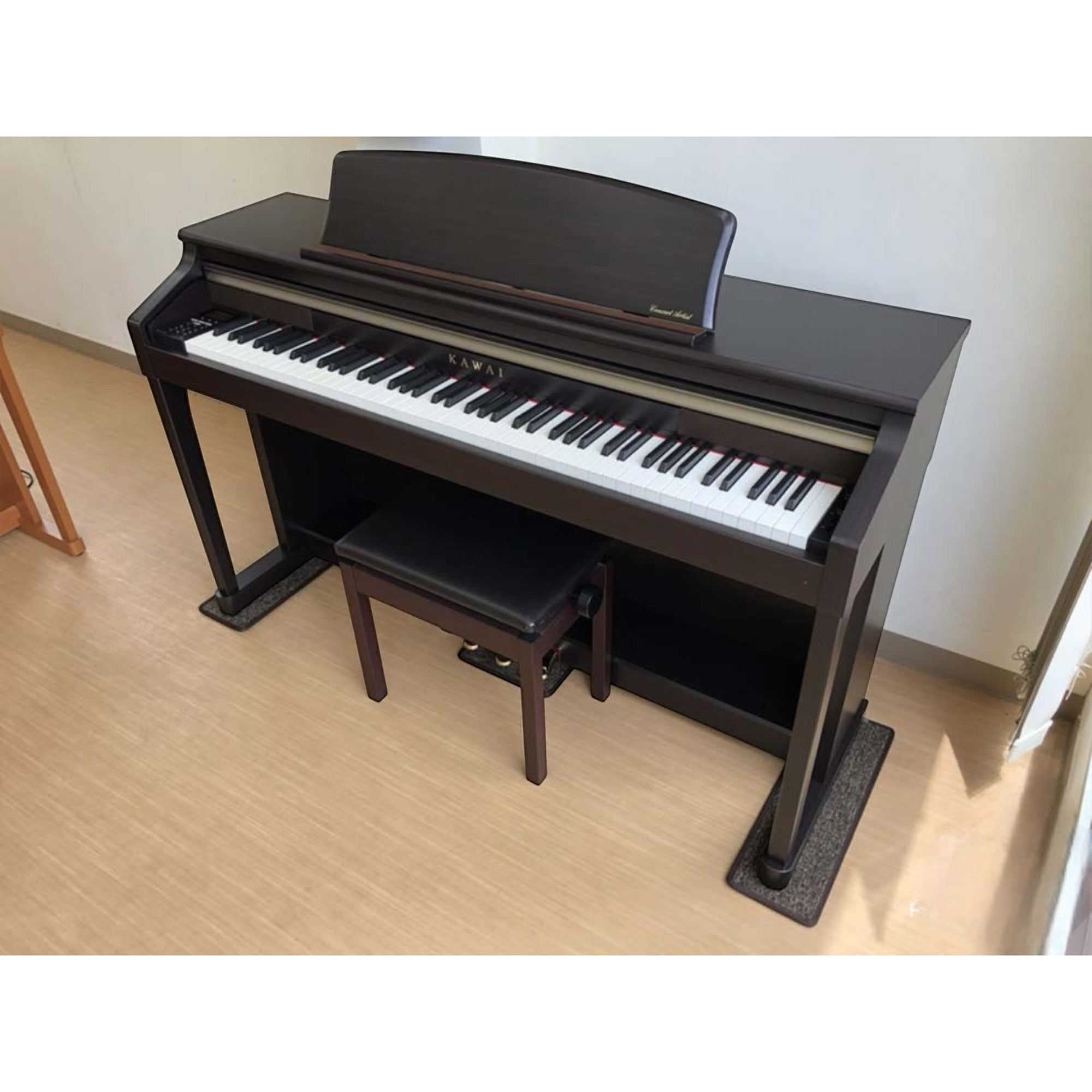 Đàn piano điện TÂN NHẠC CỤ Kawai CA65 màu nâu đậm, dáng tủ sang trọng với bàn phím gỗ Grand Feel cao cấp.