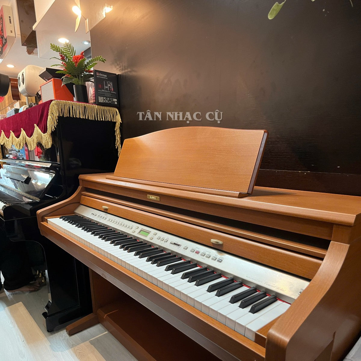 Đàn piano điện Kawai CA71 màu gỗ tại cửa hàng TÂN NHẠC CỤ với bàn phím gỗ AWA Grand PRO II chân thực.