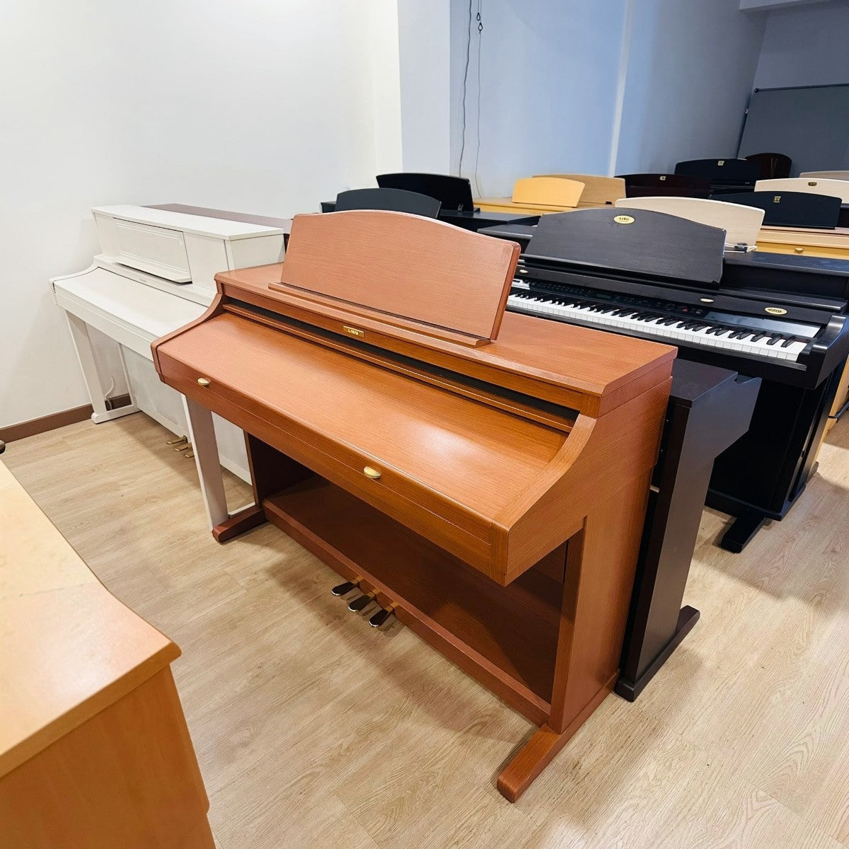 Đàn piano điện Kawai CA71 màu gỗ cherry tại showroom TÂN NHẠC CỤ với thiết kế dáng tủ sang trọng