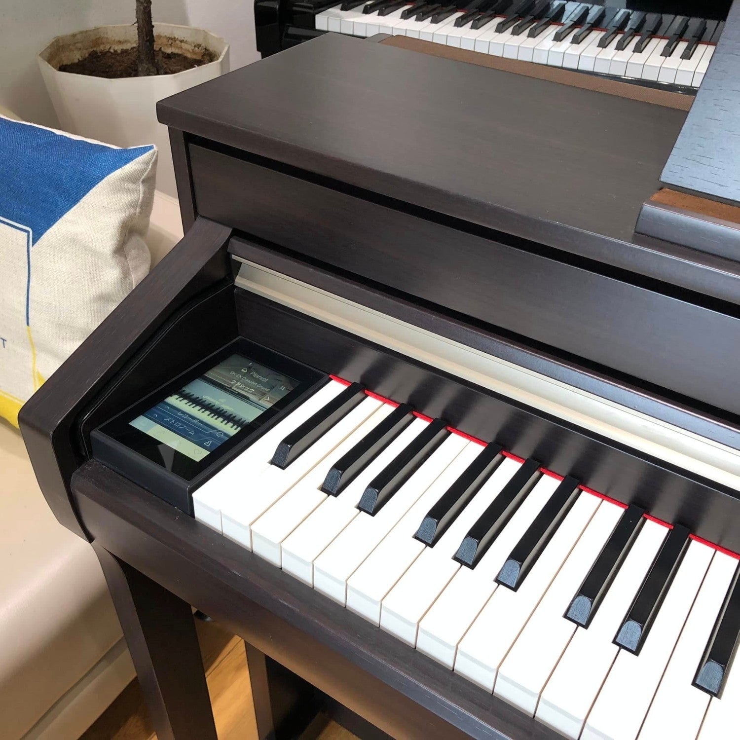 Đàn piano điện TÂN NHẠC CỤ Kawai CA78 qua sử dụng với bàn phím gỗ Grand Feel II và màn hình cảm ứng màu