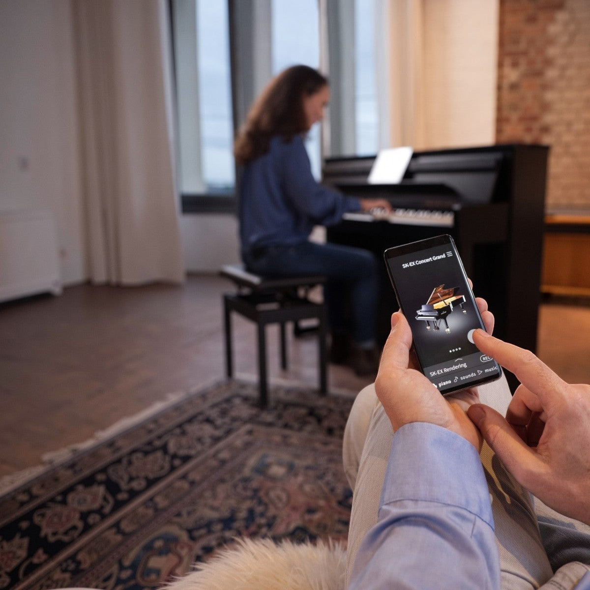Người dùng điều khiển đàn piano điện TÂN NHẠC CỤ Kawai CA99 qua ứng dụng trên điện thoại thông minh