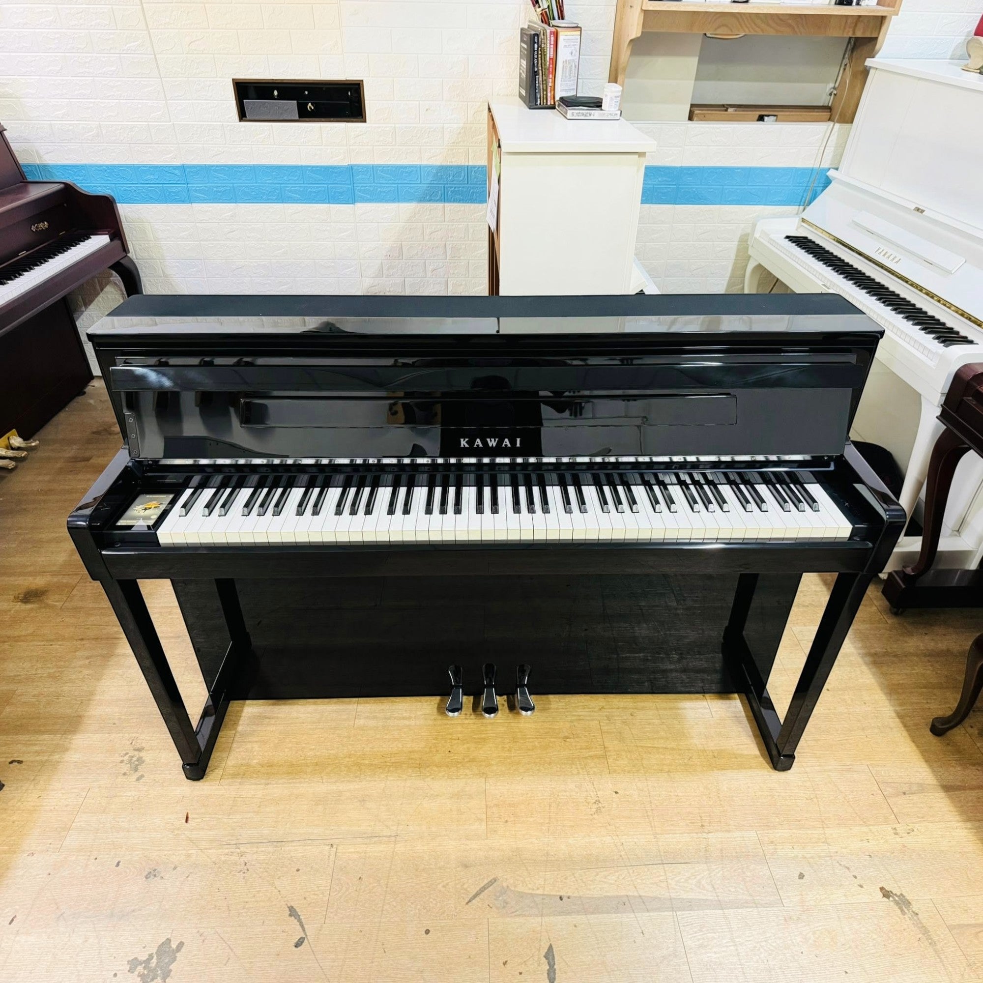 Đàn piano điện Kawai CA99 PE màu đen bóng sang trọng tại cửa hàng TÂN NHẠC CỤ với thiết kế hiện đại