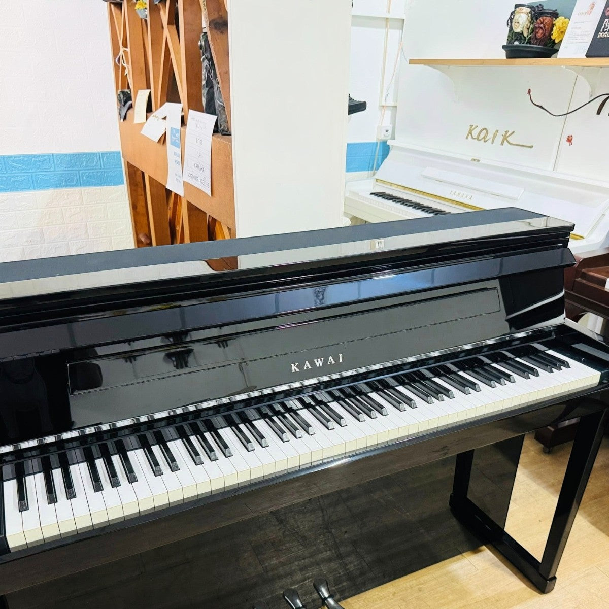 Đàn piano điện TÂN NHẠC CỤ Kawai CA99 màu đen bóng sang trọng với bàn phím gỗ thật Grand Feel III tại showroom