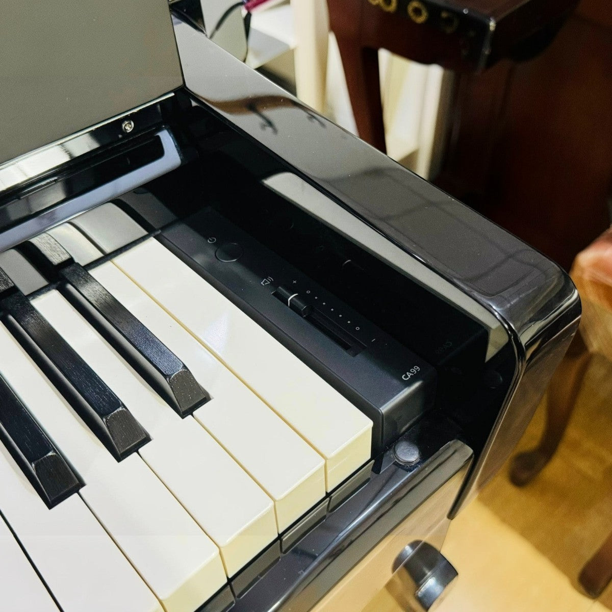 Đàn piano điện TÂN NHẠC CỤ Kawai CA99 màu đen bóng với bàn phím gỗ Grand Feel III cao cấp