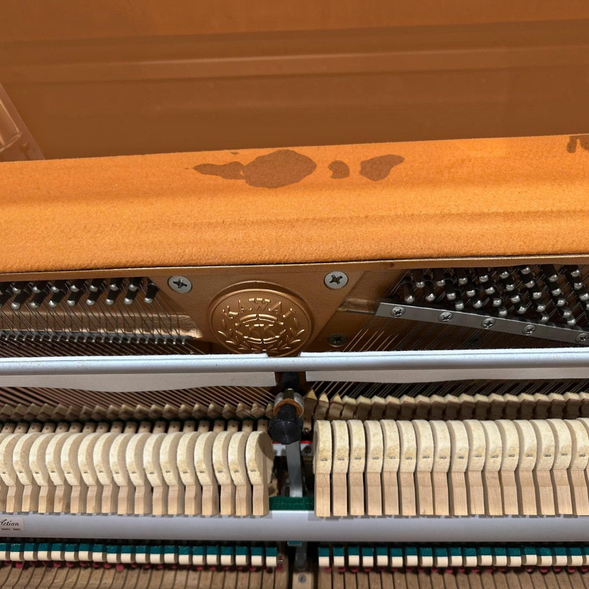 Bộ máy đàn piano cơ Kawai CL4MW với khung gang và các búa đàn bên trong tại Tân Nhạc Cụ