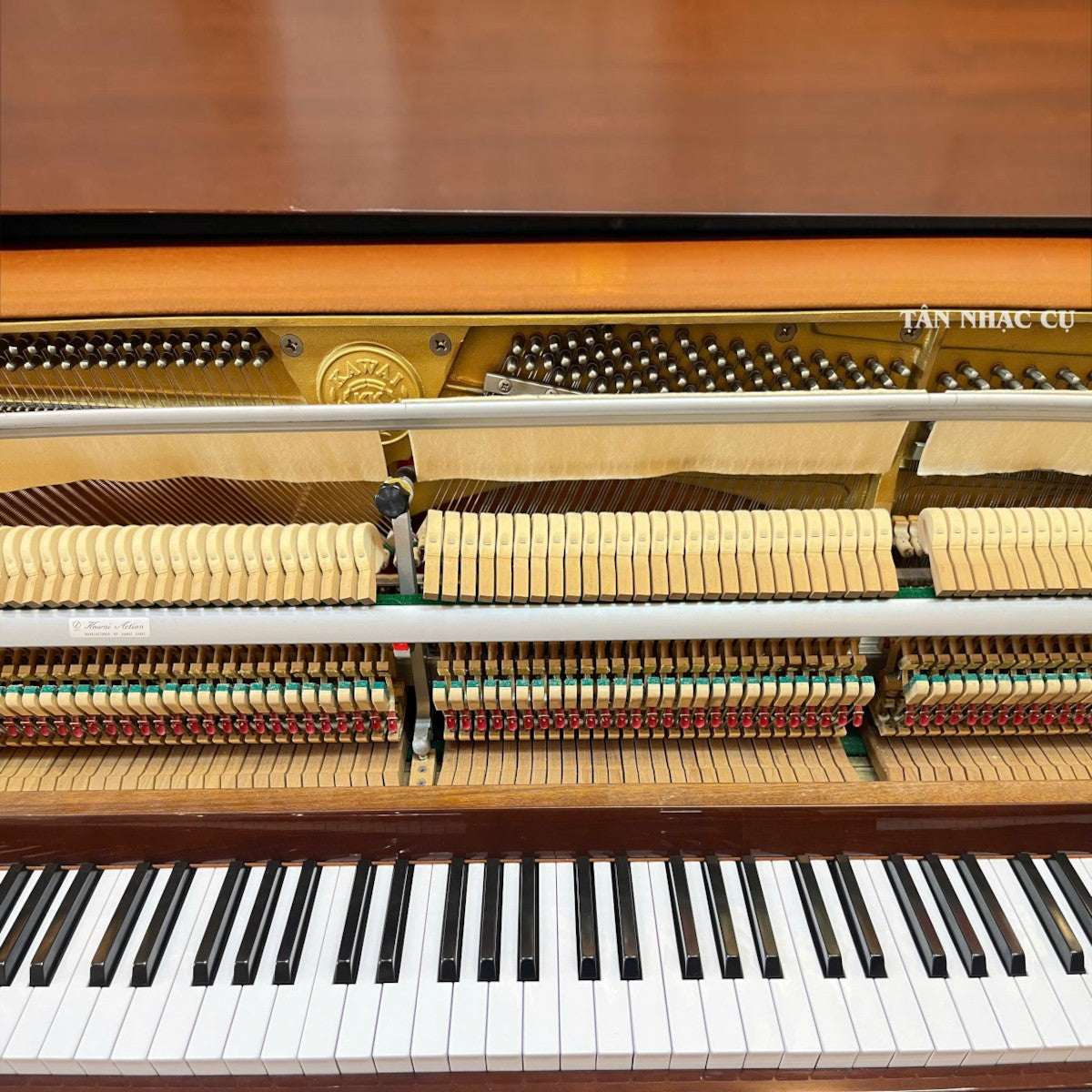 Bộ máy đàn piano cơ Kawai CL4MW tại TÂN NHẠC CỤ với các chi tiết kỹ thuật tinh xảo và phím đàn trắng đen