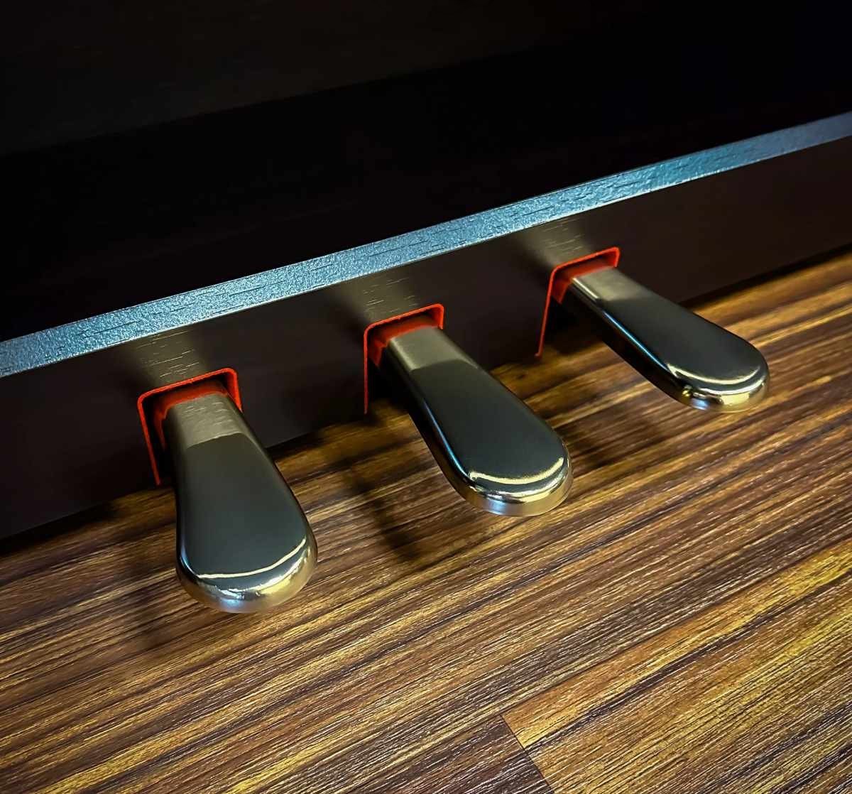 Bộ ba bàn đạp Grand Feel mạ kim loại sáng bóng trên đàn piano điện Kawai CN201 từ TÂN NHẠC CỤ