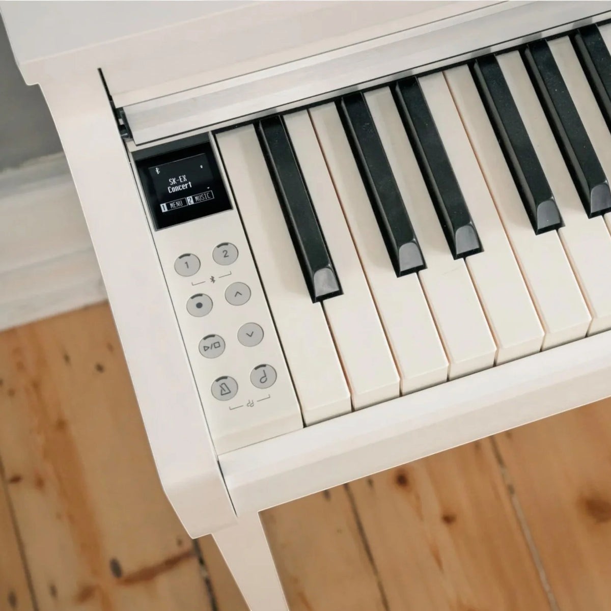 Bảng điều khiển và bàn phím trắng của đàn piano điện Kawai CN201 qua sử dụng tại Tân Nhạc Cụ
