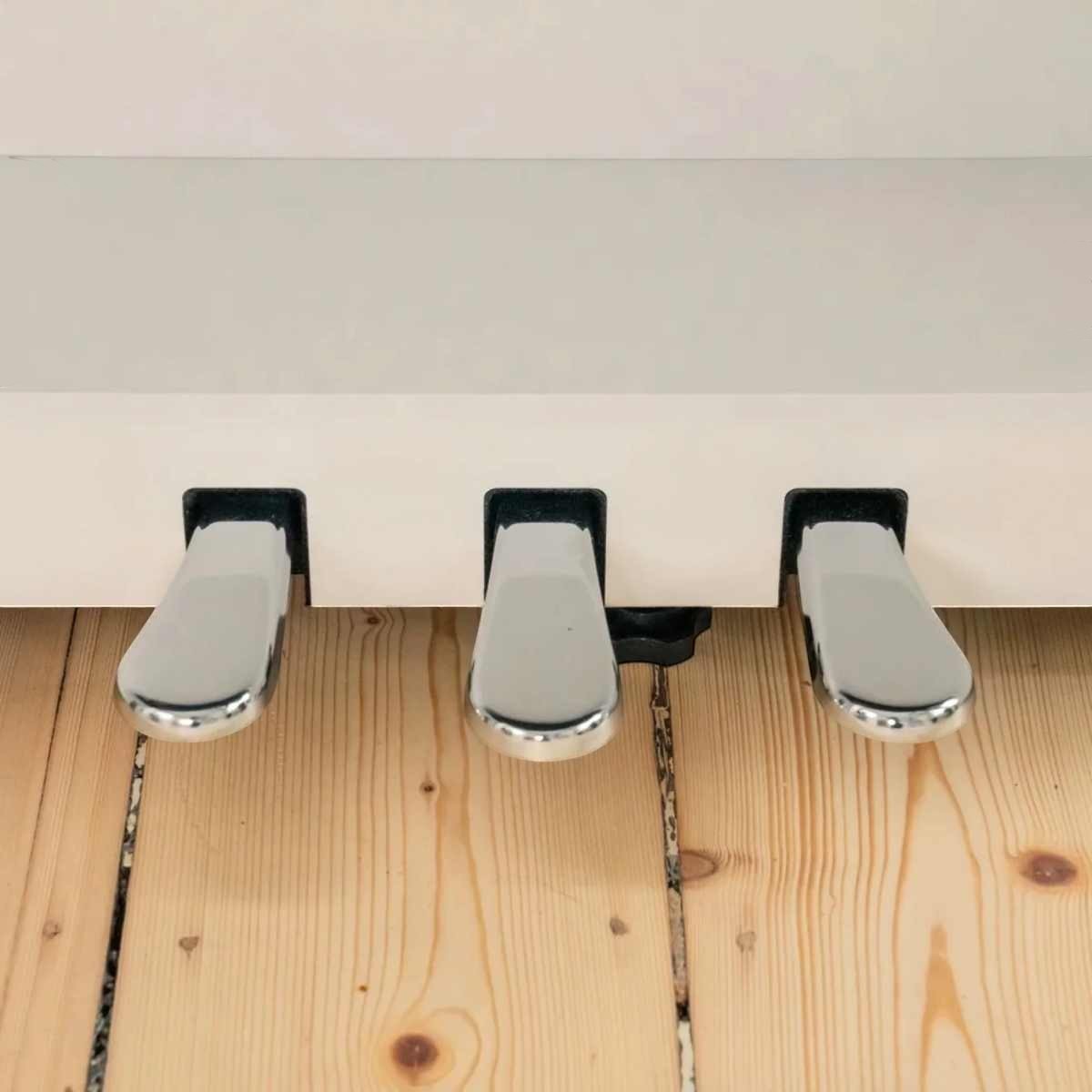 Bộ ba pedal Grand Feel sáng bóng trên đàn piano điện Kawai CN201 tại Tân Nhạc Cụ