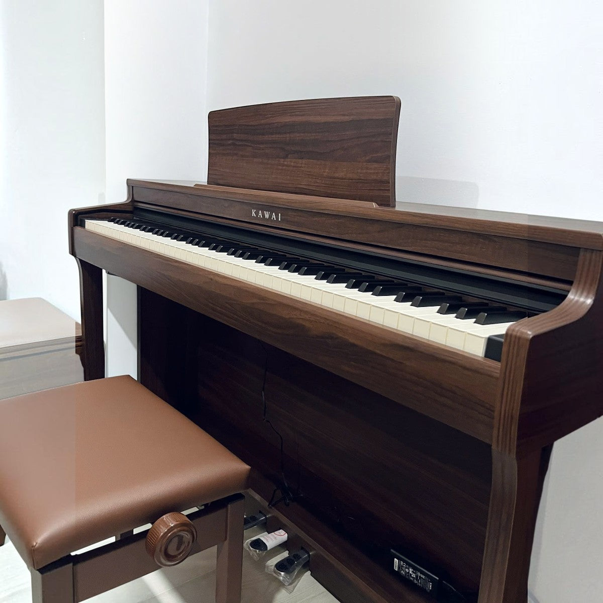 Đàn piano điện Kawai CN201 dáng tủ màu gỗ hồng sắc tại TÂN NHẠC CỤ, kèm ghế ngồi bọc da
