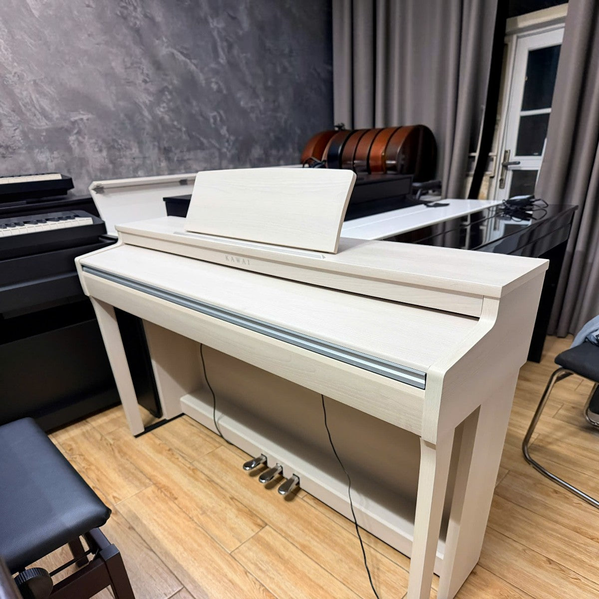 Đàn piano điện Kawai CN201 màu trắng Satin White dáng tủ tại Tân Nhạc Cụ, thiết kế hiện đại với nắp phím trượt.