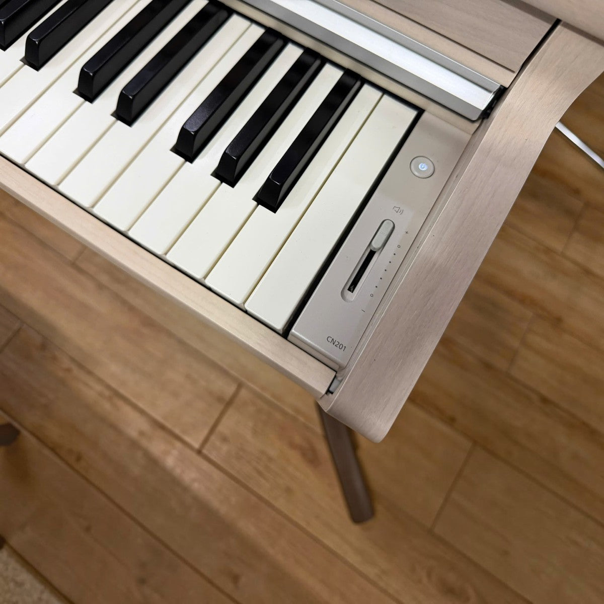 Cận cảnh bàn phím và bảng điều khiển đàn piano điện TÂN NHẠC CỤ Kawai CN201 màu trắng satin