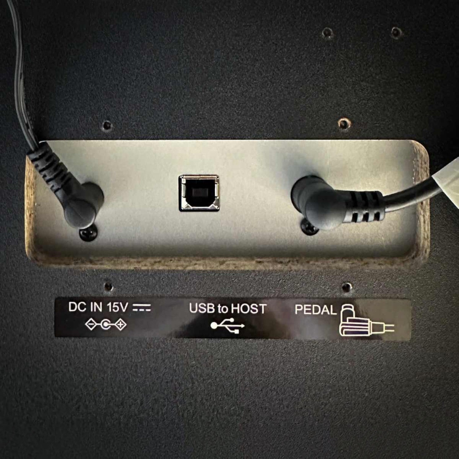Cổng kết nối phía sau đàn piano điện TÂN NHẠC CỤ Kawai CN301 bao gồm nguồn DC, USB to Host và cổng Pedal.