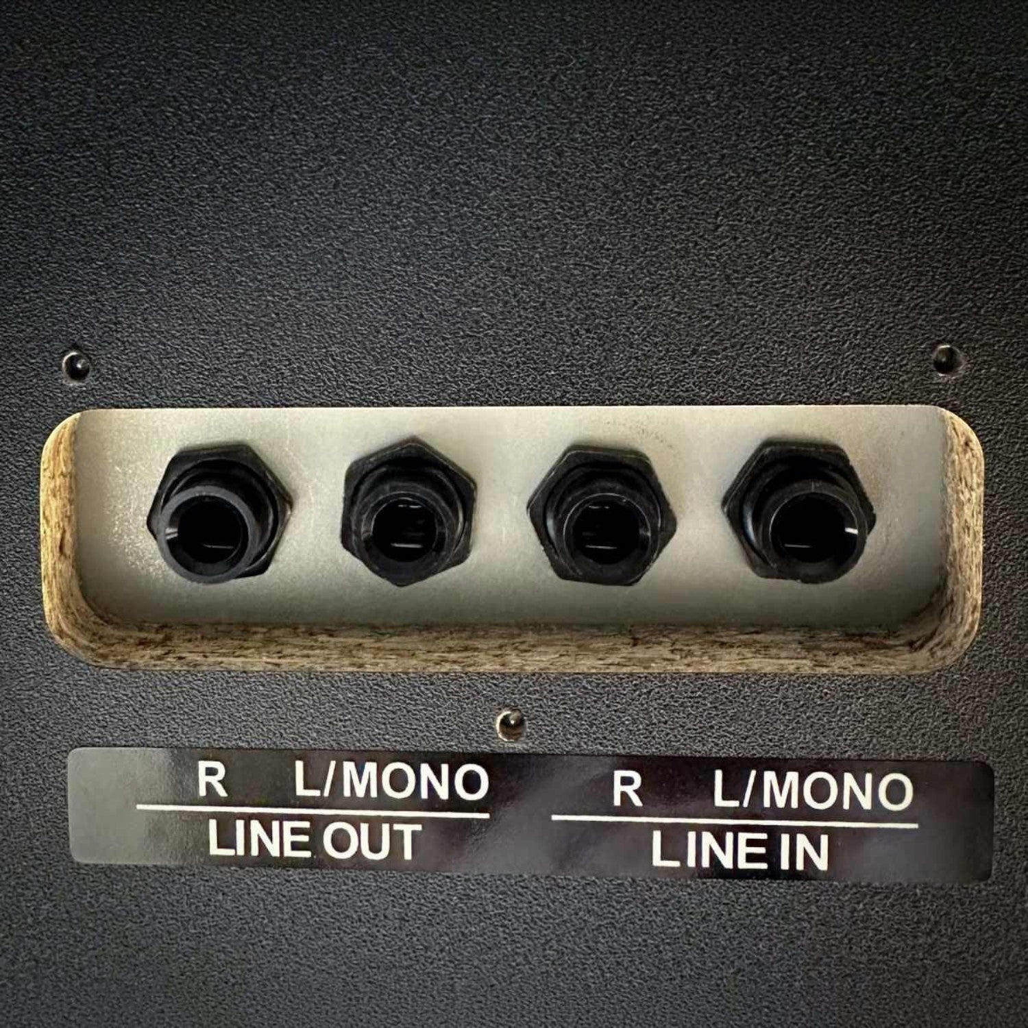 Cổng kết nối Line In và Line Out trên đàn piano điện TÂN NHẠC CỤ Kawai CN301