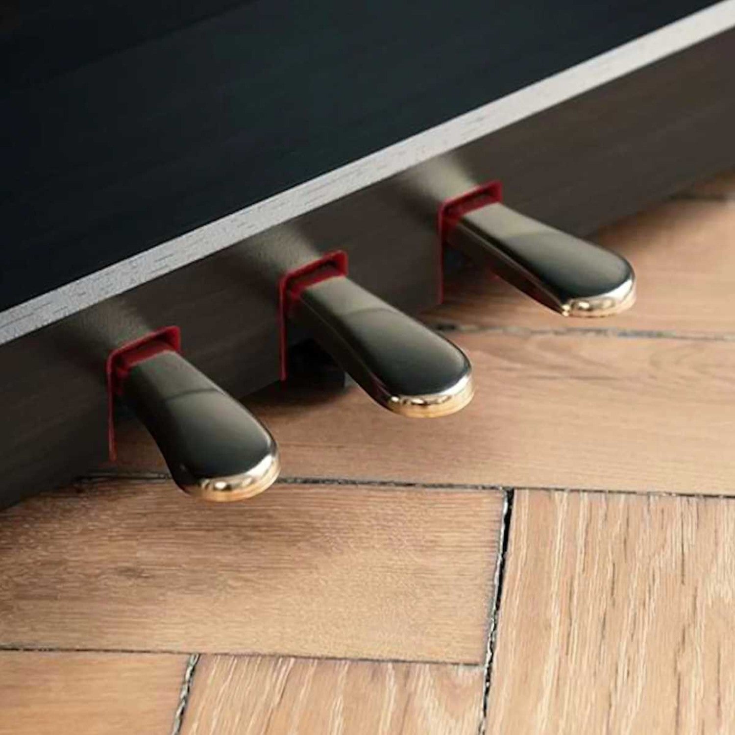 Cụm 3 pedal kim loại sáng bóng của đàn piano điện TÂN NHẠC CỤ Kawai CN301, thiết kế chắc chắn và sang trọng.