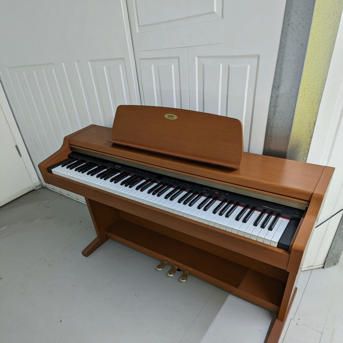 Đàn piano điện TÂN NHẠC CỤ Kawai CN33 dáng tủ màu gỗ tự nhiên với bàn phím búa Responsive Hammer cao cấp