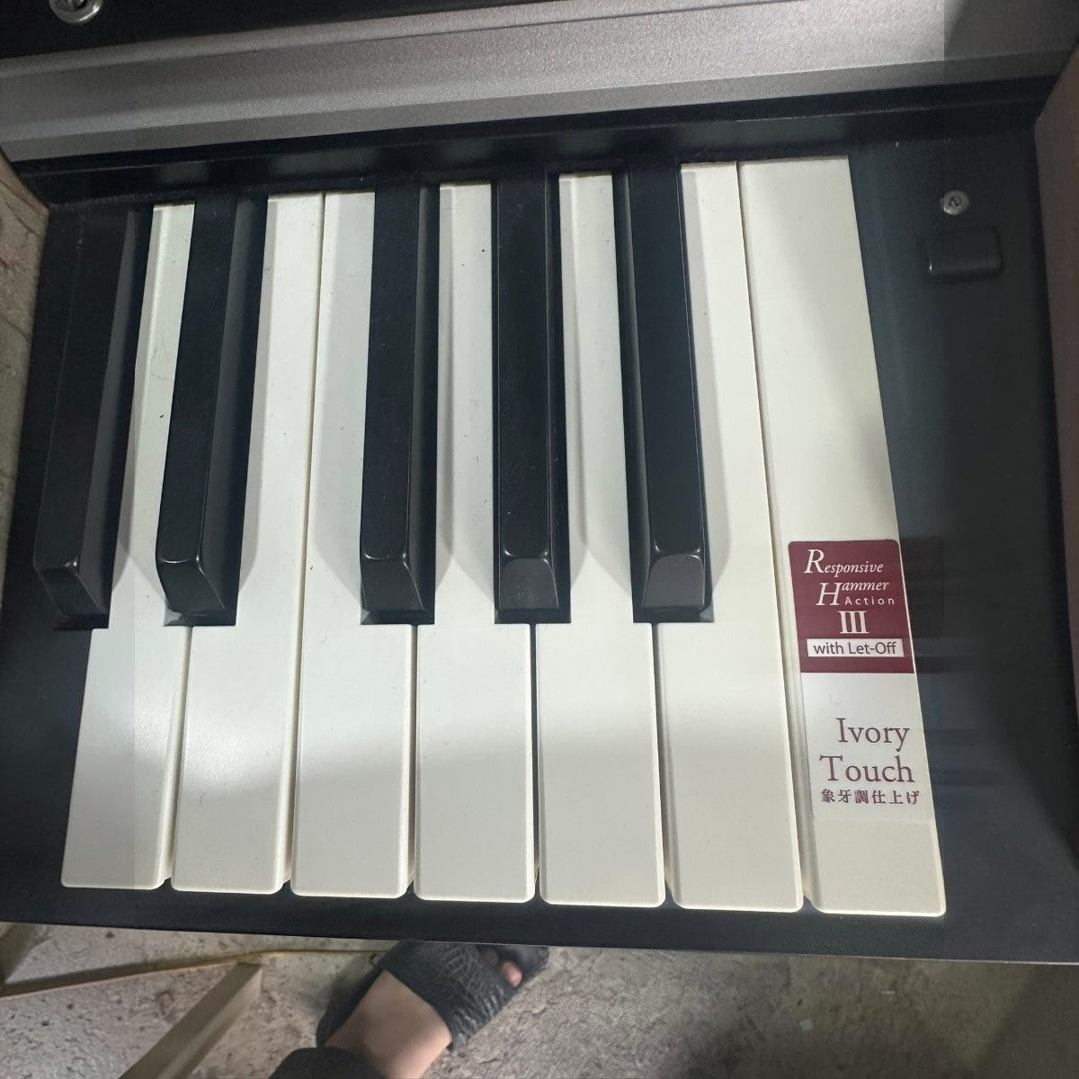Bàn phím Responsive Hammer III với bề mặt Ivory Touch trên đàn piano điện TÂN NHẠC CỤ Kawai CN370GP