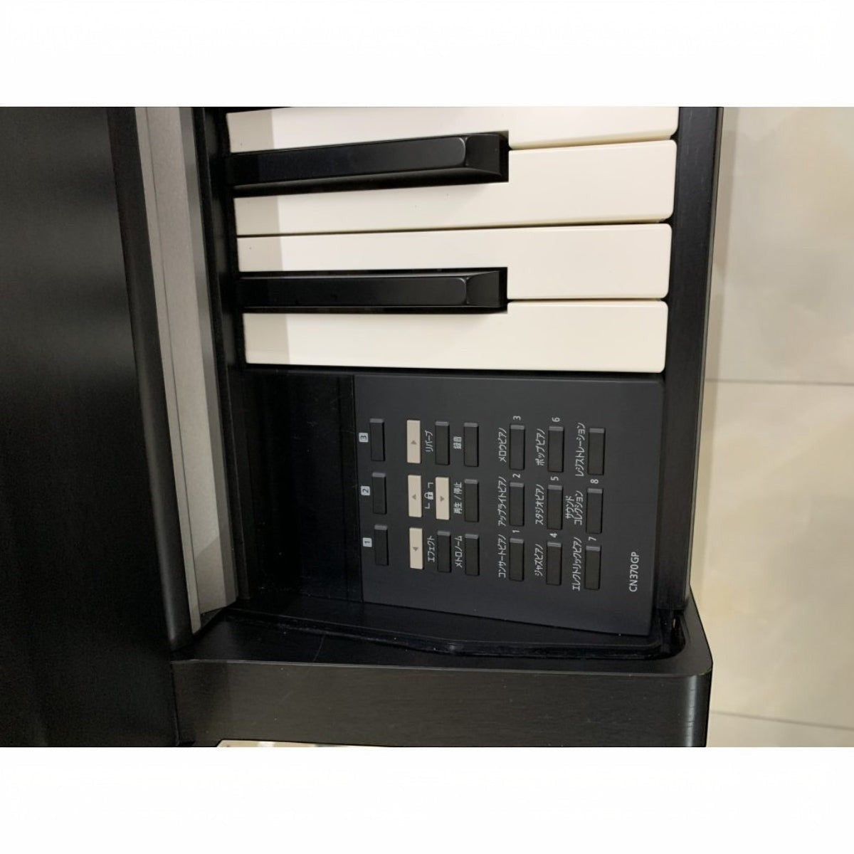 Bảng điều khiển và bàn phím đen trắng của đàn piano điện TÂN NHẠC CỤ Kawai CN370GP