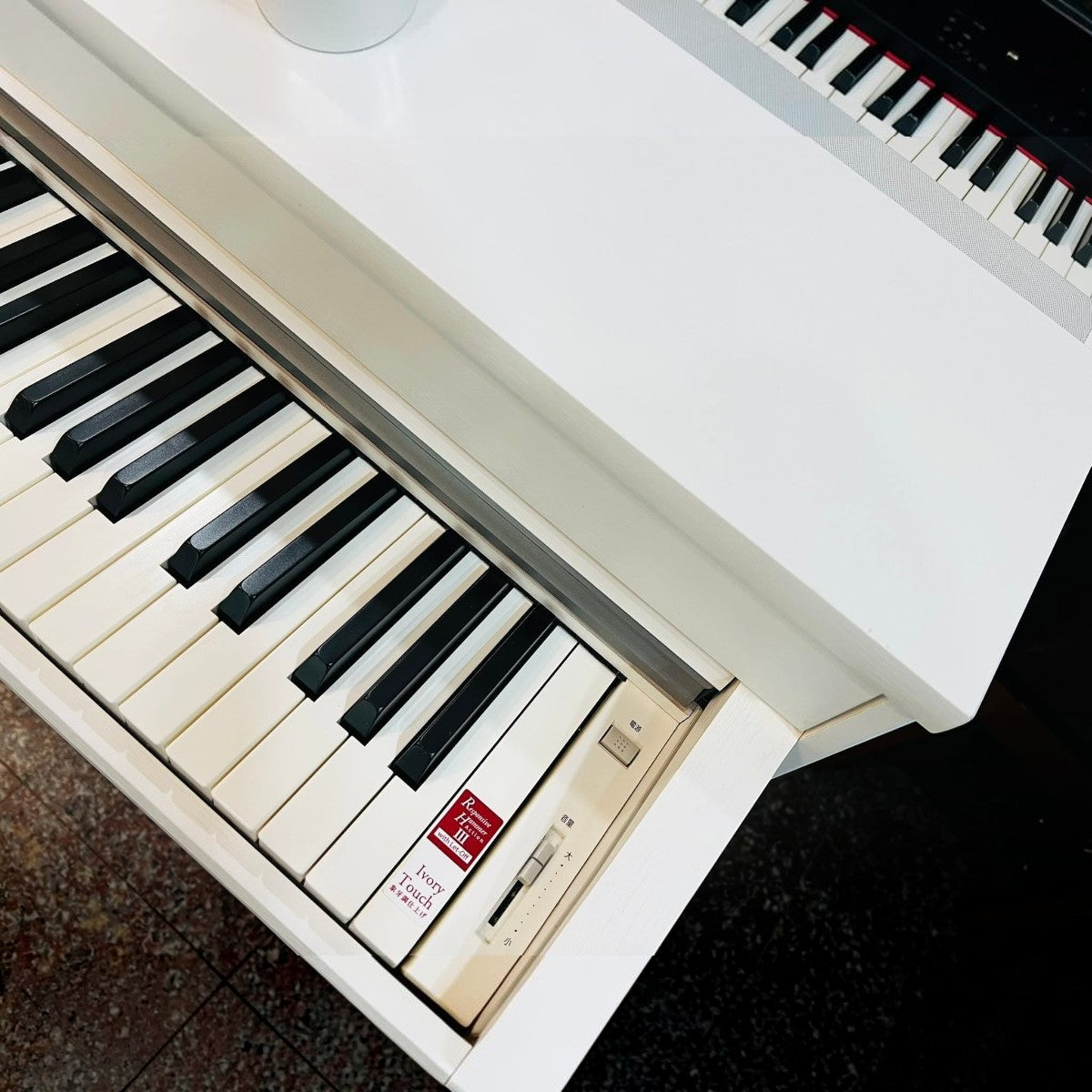 Đàn piano điện TÂN NHẠC CỤ Kawai CN370GP màu trắng với bàn phím Responsive Hammer III và bề mặt Ivory Touch
