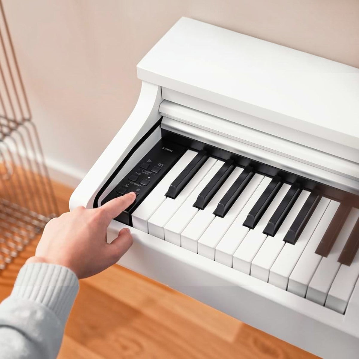 Bàn phím đàn piano điện Kawai CX102 màu trắng tại Tân Nhạc Cụ với các phím nhựa matte và bảng điều khiển bên cạnh
