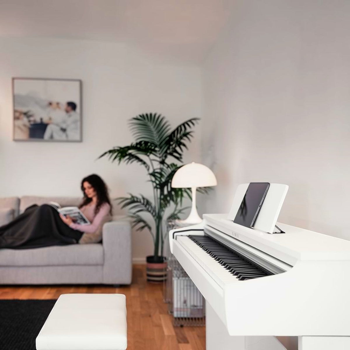 Đàn piano điện Kawai CX102 màu trắng trang nhã trong không gian phòng khách hiện đại tại TÂN NHẠC CỤ