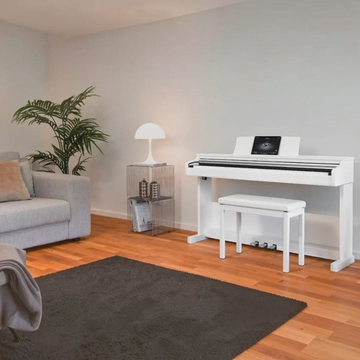 Đàn piano điện Kawai CX102 màu trắng trang nhã, dáng tủ gọn gàng đặt trong phòng khách tại Tân Nhạc Cụ