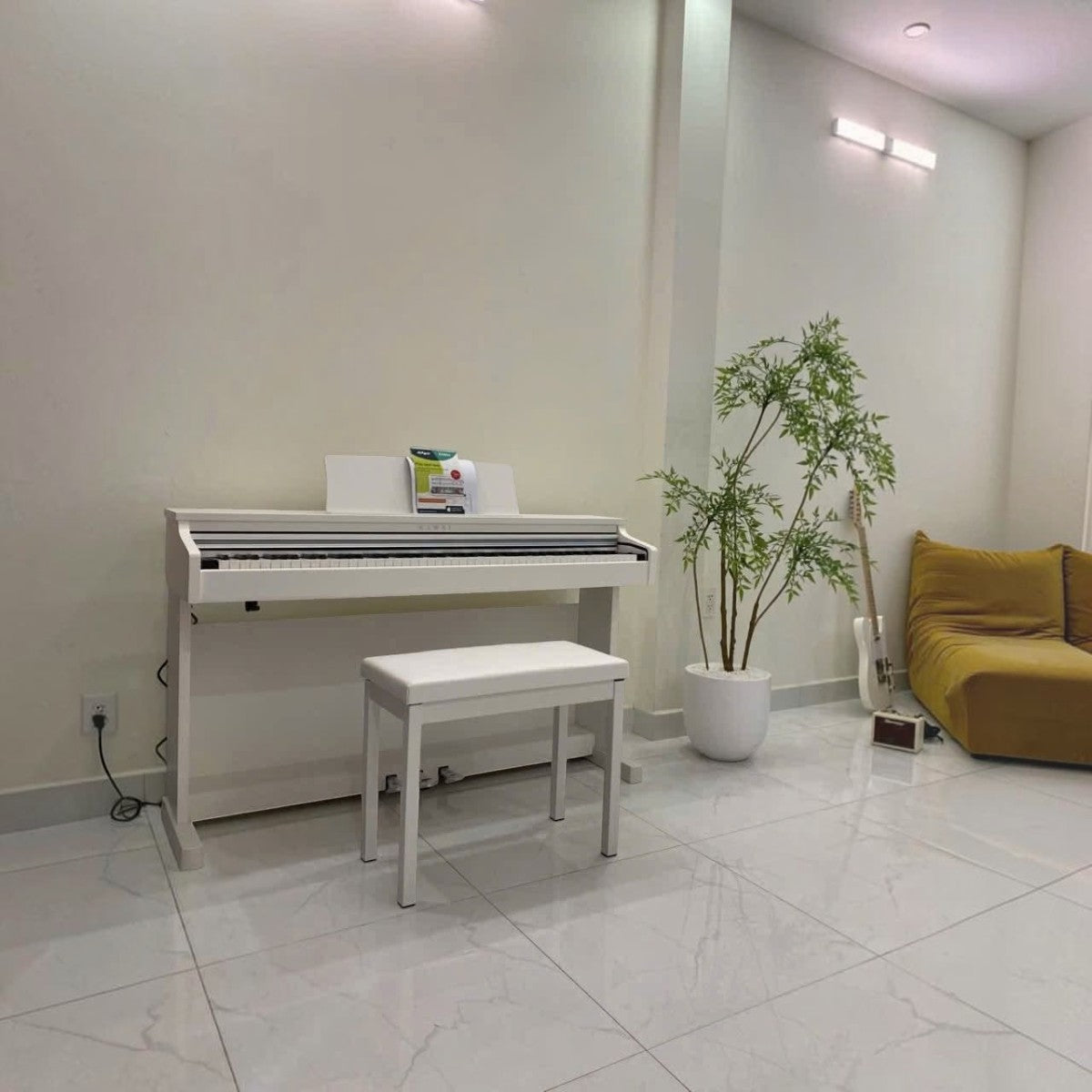 Đàn piano điện Kawai CX202 màu trắng sang trọng tại showroom TÂN NHẠC CỤ với thiết kế dáng tủ hiện đại và ghế đồng bộ