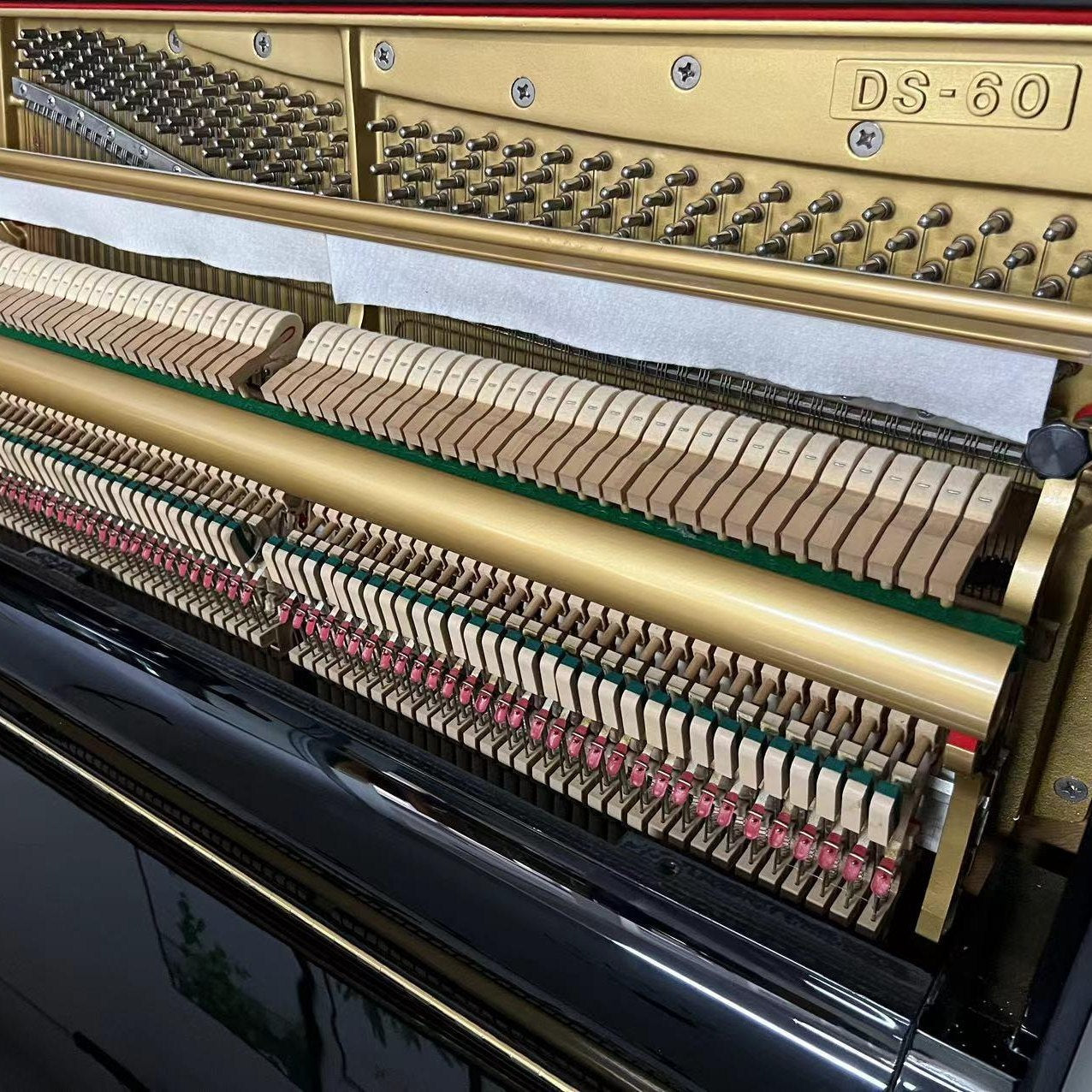 Bộ máy cơ Millennium III bên trong đàn piano cơ upright Kawai DS60 tại Tân Nhạc Cụ với khung gang vàng sang trọng