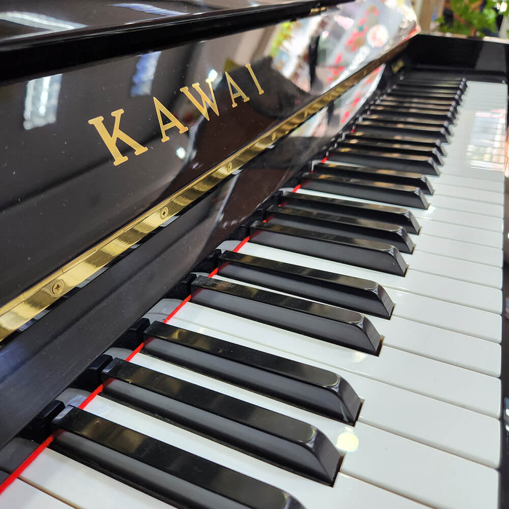 Đàn piano cơ upright TÂN NHẠC CỤ Kawai DS65 màu đen bóng với mặt phím ngà nhân tạo bám tay, góc nhìn cận cảnh phím đàn
