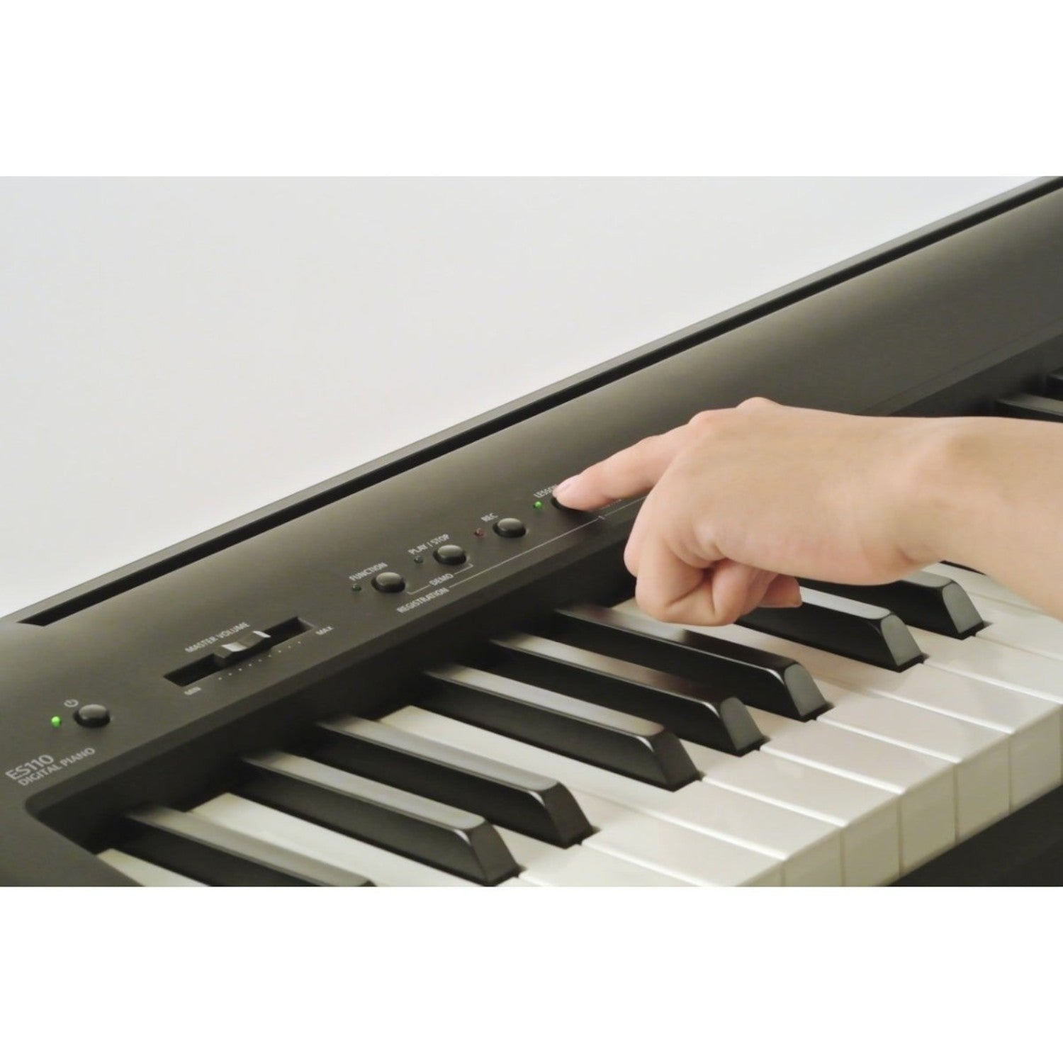 Tay người đang nhấn nút điều khiển trên đàn piano điện Kawai ES110 màu đen tại TÂN NHẠC CỤ
