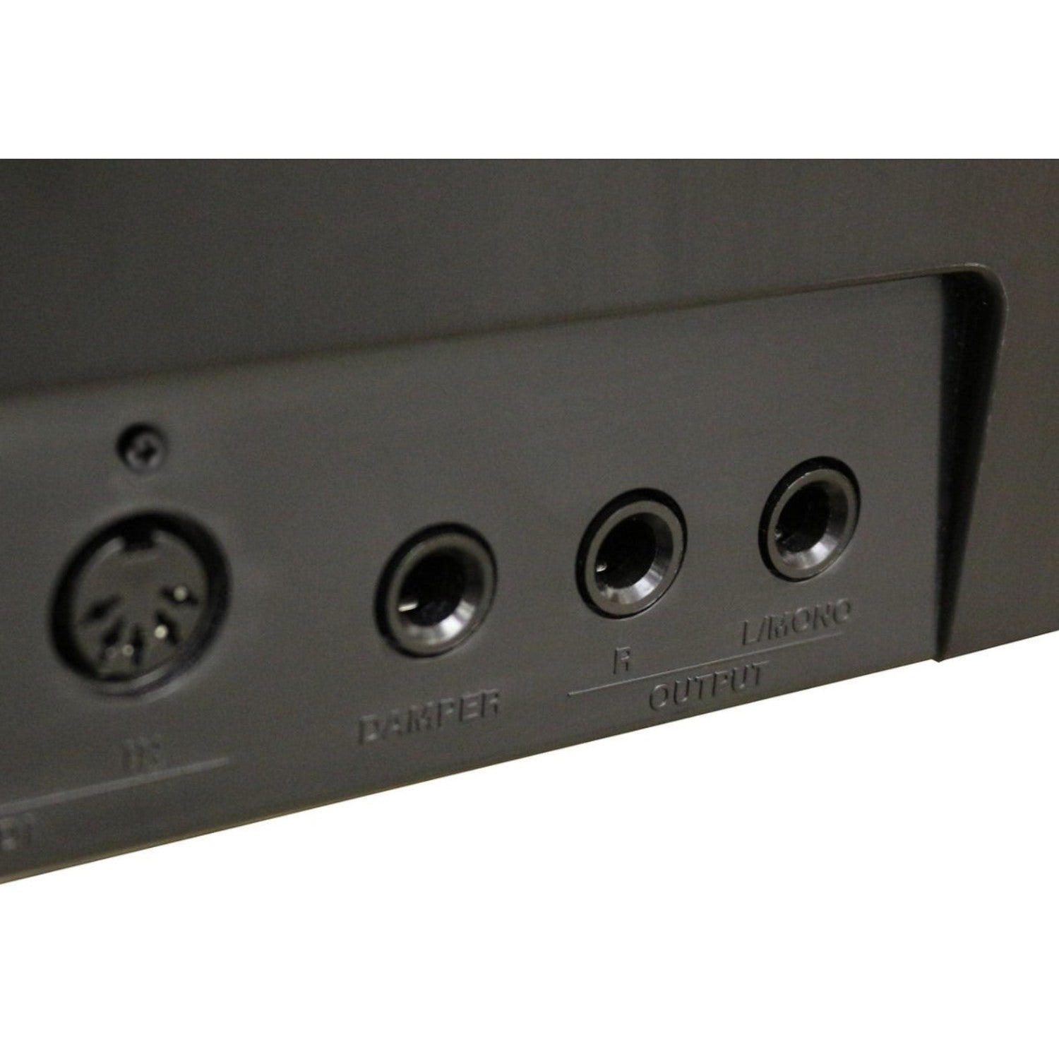 Cận cảnh bảng cổng kết nối phía sau đàn piano điện Kawai ES110 tại TÂN NHẠC CỤ gồm cổng Damper và Line Out