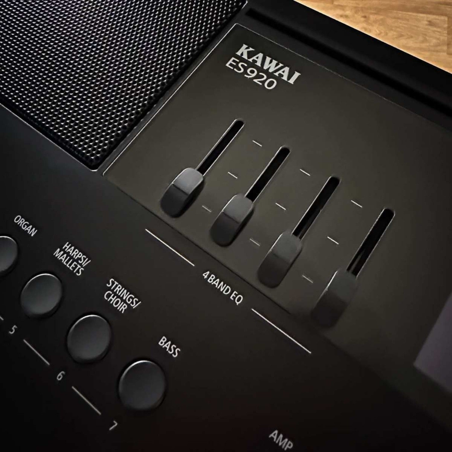 Bảng điều khiển đàn piano điện TÂN NHẠC CỤ Kawai ES920 màu đen với các cần gạt EQ 4 băng và nút chọn tiếng