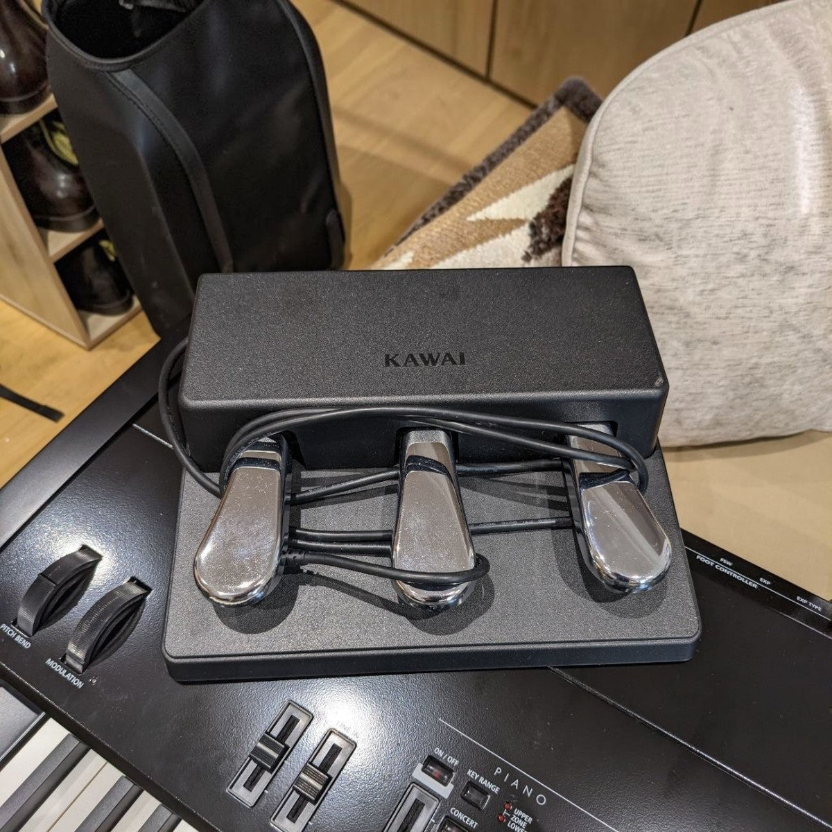 Bộ 3 pedal GFP-3 chính hãng TÂN NHẠC CỤ đi kèm đàn piano điện Kawai MP11SE, thiết kế kim loại sáng bóng