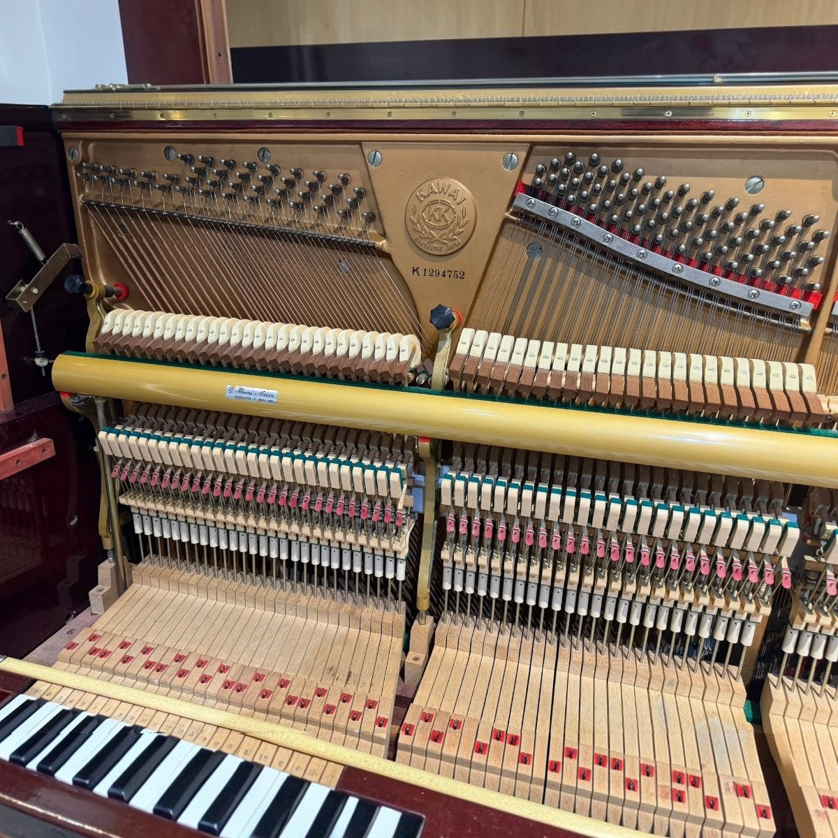 Bộ máy đàn piano cơ Kawai KL32BG tại Tân Nhạc Cụ với các chi tiết búa đàn và khung gang đồng tinh xảo