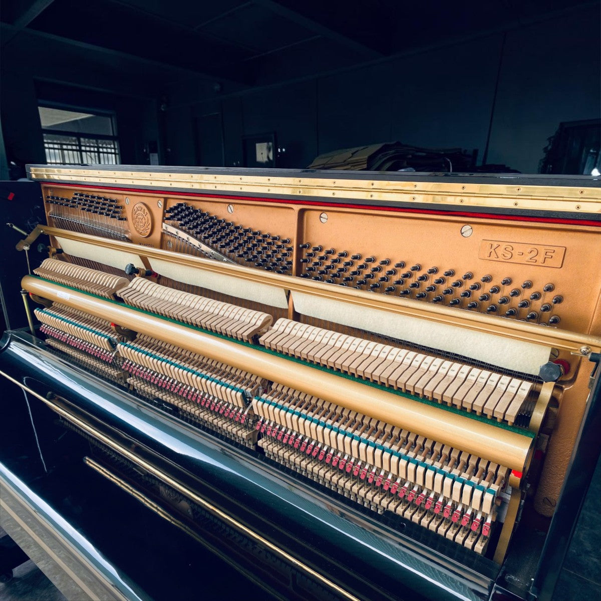 Bộ máy cơ bên trong đàn piano Kawai KS2F màu đen bóng tại TÂN NHẠC CỤ với khung gang và búa đàn chi tiết