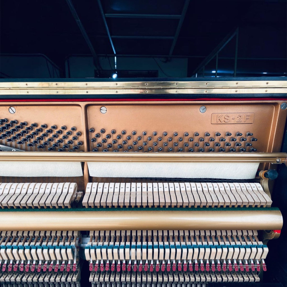 Bộ máy đàn piano cơ Kawai KS2F với khung gang và hệ thống búa đàn chi tiết tại TÂN NHẠC CỤ