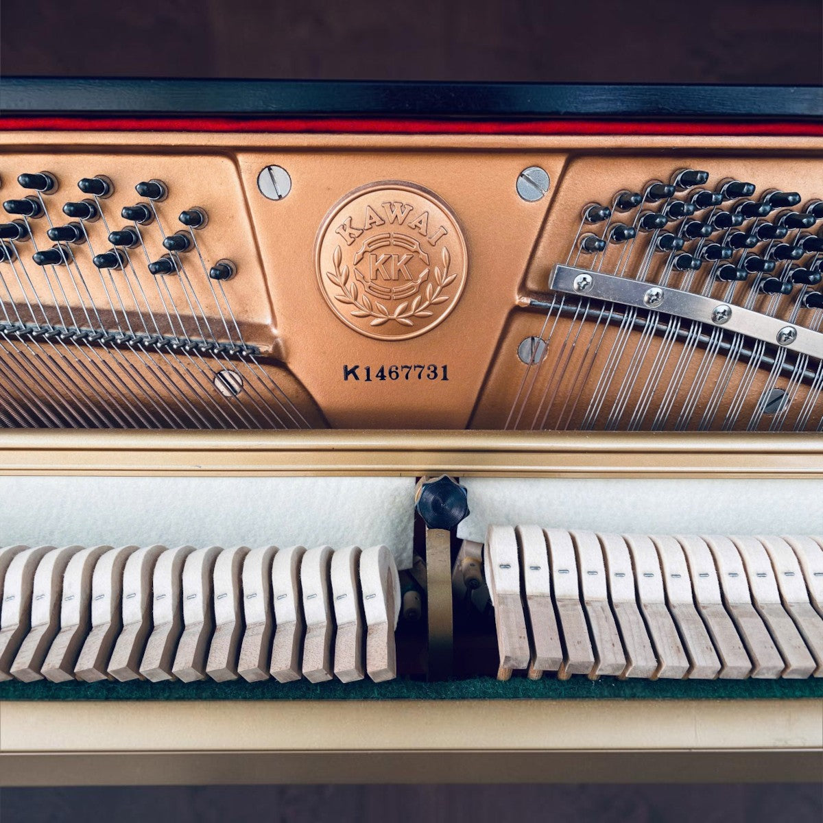 Khung gang và bộ búa đàn piano cơ Kawai KS2F tại Tân Nhạc Cụ với số serial K1467731 rõ nét